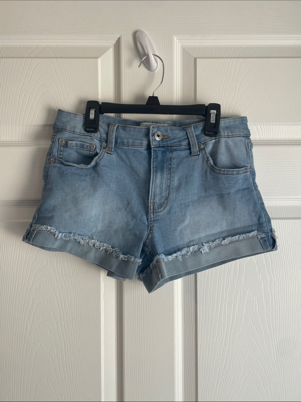 Light Wash Frayed Hem Stretchy Jean Shorts - Casual Summer Staple - Picture 1 of 5